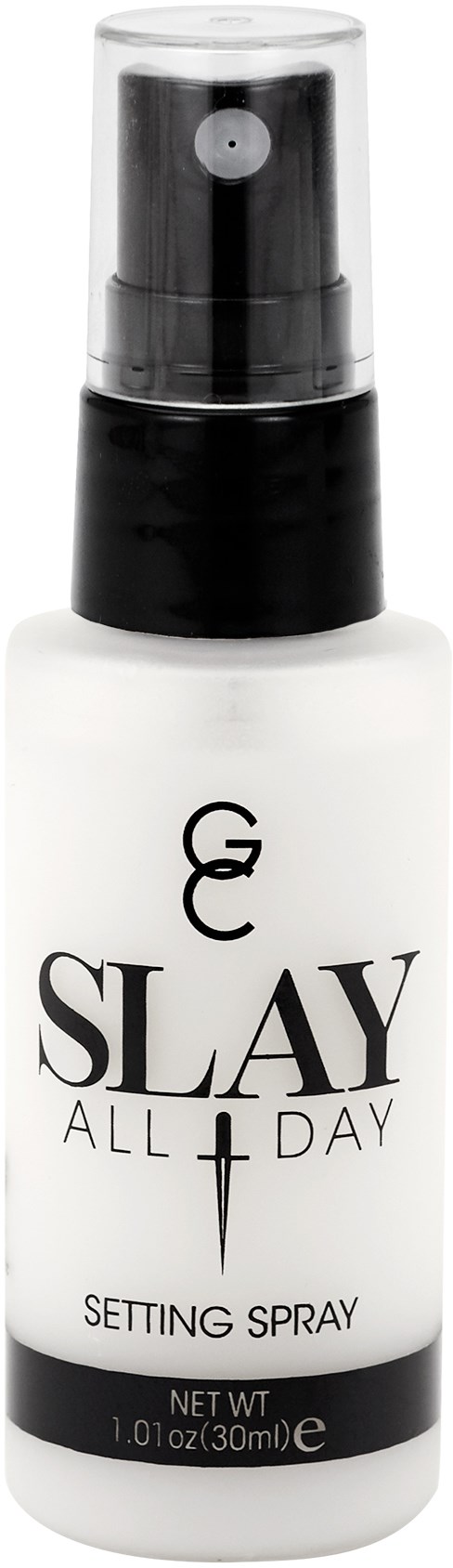 En vit sprayflaska med svart lock, märkt 'SLAY ALL DAY SETTING SPRAY'.