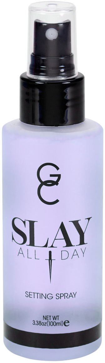 En hvit flaske med svart sprayhode, merket "SLAY ALL DAY" og "setting spray."
