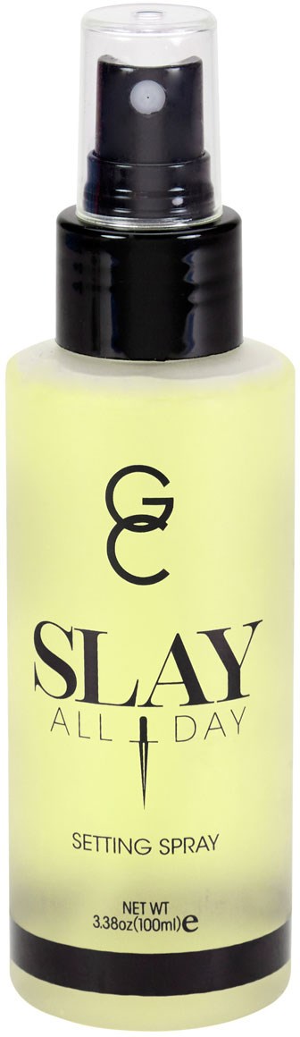 En sprayflaska märkt "SLAY ALL DAY SETTING SPRAY" med svart lock och klar pump. Gul vätska inuti.