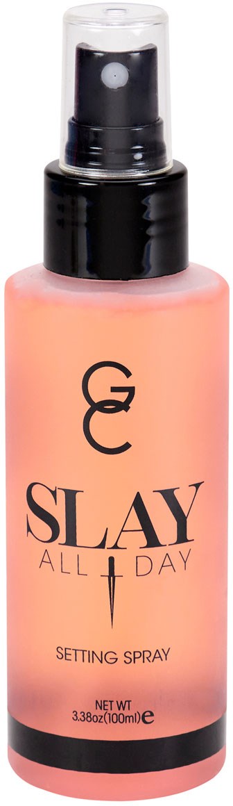 En sprayflaska med rosa vätska och svart lock, märkt med 'SLAY ALL DAY' och 'Setting Spray.'