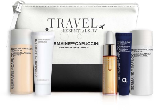 Reisepleieprodukter, inkludert rens, serum og fuktighetskremer, foran en reiseveske.
