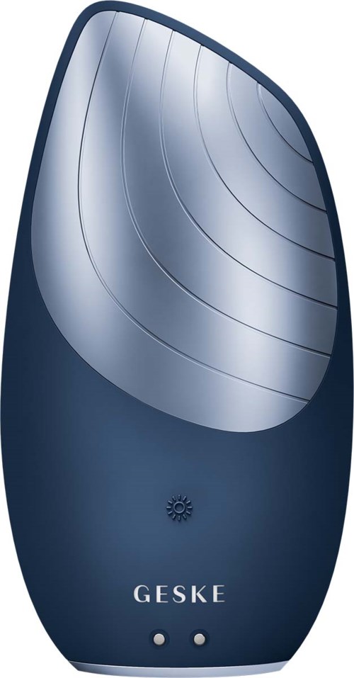 Modern elektrisk rakapparat med en slank blå och silver design, med en böjd form och en strömbrytare.