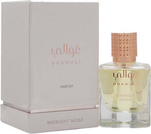 Butelka i pudełko perfum Ghawali Midnight Noise, z różowym korkiem i przezroczystą butelką z jasnożółtą cieczą.