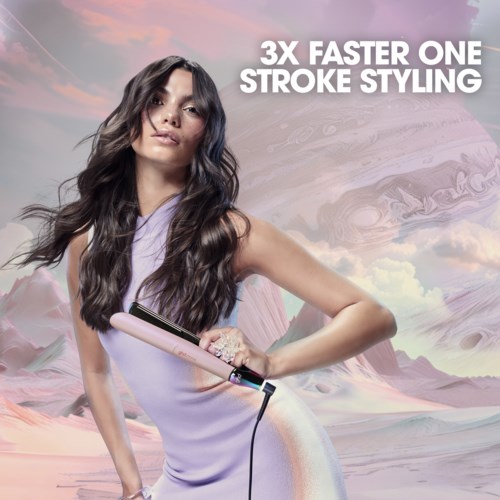 Nainen pitkällä, aaltoilevalla hiuksella käyttäen suoristusrautaa pastelivärisen vuoristomaiseman edessä. Teksti: "3X FASTER ONE STROKE STYLING."
