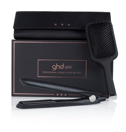 Ett hårstylingpresentset med borste, plattång och en förvaringsväska i svart med en elegant design.
