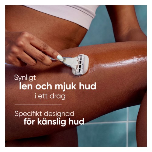 Henkilö ajaa jalkansa kylpyhuoneessa, keskittyen herneen poistoon ja herkälle iholle.