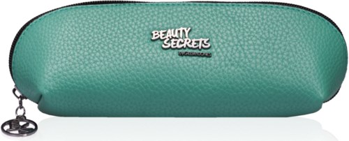 Et teal, tekstureret etui med 'Beauty Secrets' skrevet på, sandsynligvis til opbevaring af makeup eller småting.