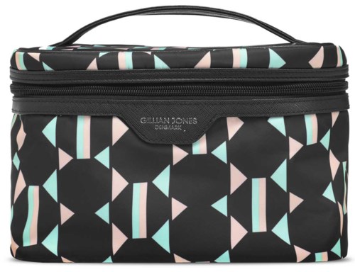 En svart väska med ett geometriskt mönster av rosa och blå trianglar och linjer, med handtag och dragkedja.