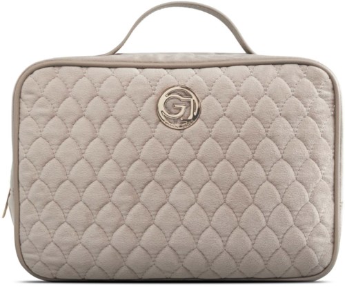 En beige vadderad väska med handtag och en rund silverlogga.