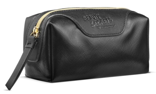 En svart läderväska med dragkedja och en liten läderetikett, präglad med orden 'Gucci'.