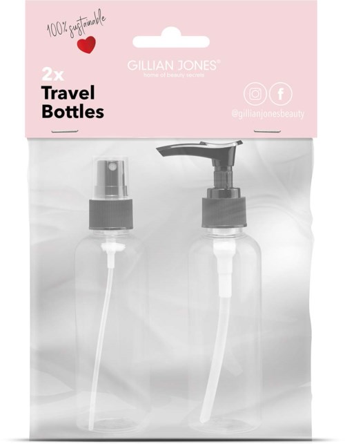 Een verpakking bevat twee doorzichtige reisflessen met spray- en pompkop, ontworpen voor toiletartikelen. De verpakking is roze met branding en sociale media info.