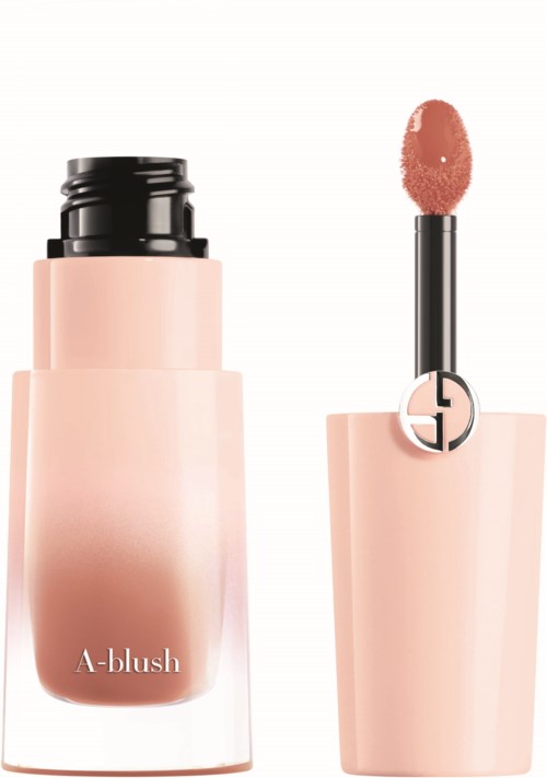 En flytende blushflaske med børste i en rosa beholder. Børsten er tatt ut, viser myk makeup.