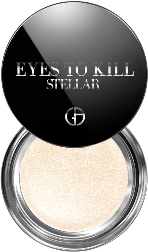 En rund kompakt med svart lokk som sier 'EYES TO KILL STELLAR'. Inne er en skinnende, lysfarget øyenskygge.
