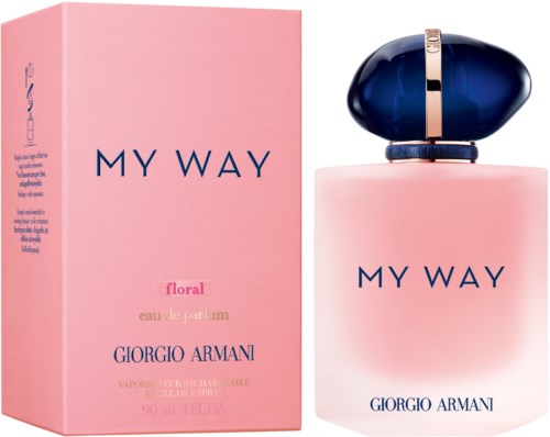 Eine rosa Parfümflasche und eine Box mit blauer und rosa Schrift, mit der Bezeichnung 'My Way', mit einem großen dunkelblauen Deckel.