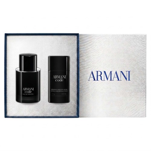 To svarte Armani Code-deodorantflasker i en blå boks med Armani-logo på en sølvbakgrunn.