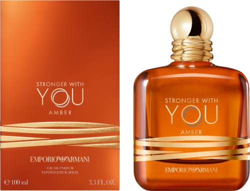 En parfymeflaske og eske, begge merket "Stronger With You Amber" fra Emporio Armani, i varme ravfarger.