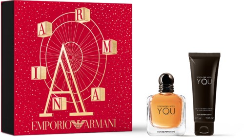 Ett presentset med en röd box, parfymflaska och body lotion från Emporio Armani, jultema.