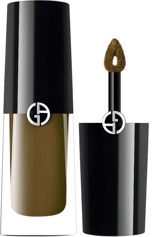 Een lippenstift met een zwart deksel en een gouden lichaam, met de applicator uit en de bruinachtige lippenstift zichtbaar.
