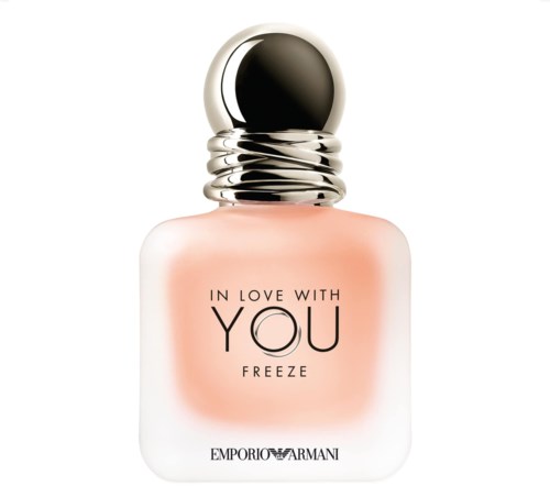 En parfymeflaske med svart rund lokk, lyserosa væske, og teksten "In Love With You Freeze" fra Emporio Armani.