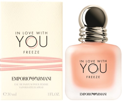 En parfymeflaske og eske med myke rosa og hvite farger, teksten sier "In Love With You Freeze" av Armani.