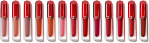 Een rij van 13 rode lippenstiftflesjes met verschillende tinten, rechtopstaand op een witte achtergrond.