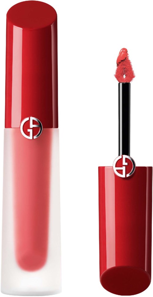 Een lippenstift met een rode dop en een roze-rode basis, met een logo nabij de top, met de applicator ernaast.
