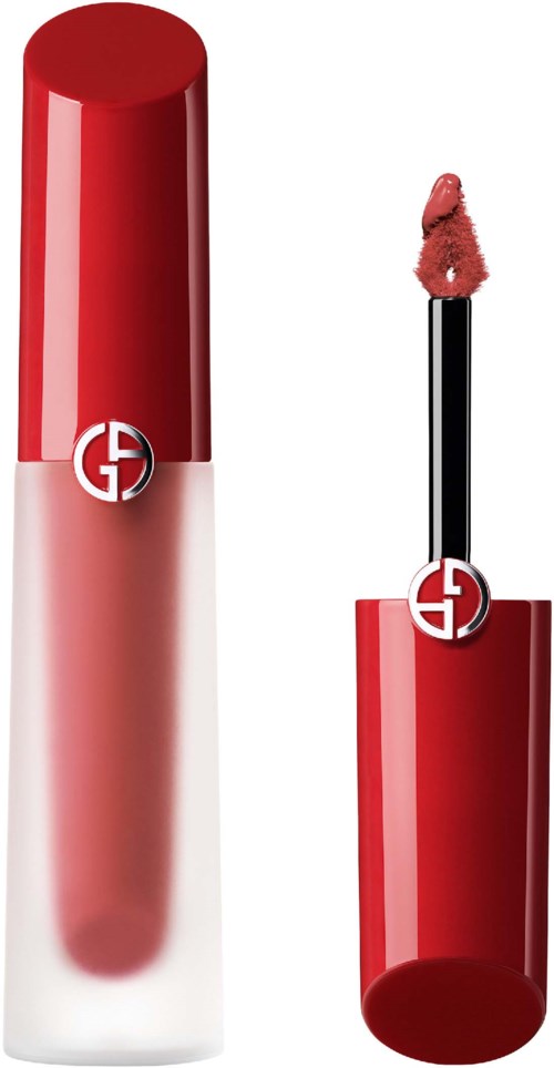 Een lippenstift met een rode dop en applicator die roze lippenstift toont.