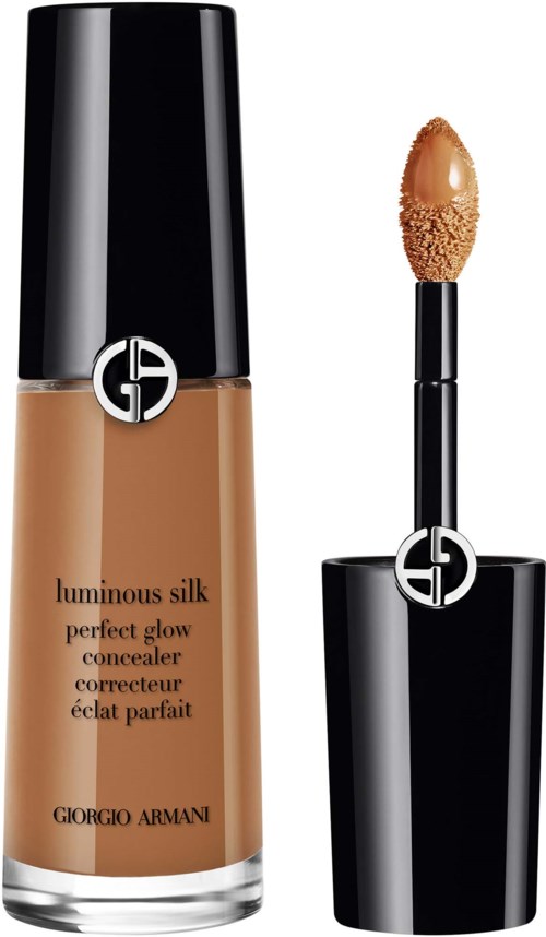 En Giorgio Armani concealer-flaske med svart hette og applikator, brukt for sminke korrigering og glød.