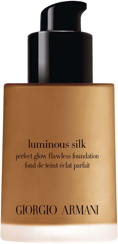 En foundationflaska med svart pump, beige kropp och svart lock. Den är Giorgio Armani Luminous Silk.