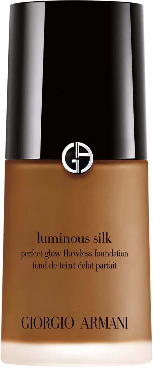 En foundationflaske med sort låg, brunt væskeindhold, og Giorgio Armani-logo, mærket 'Luminous Silk'.