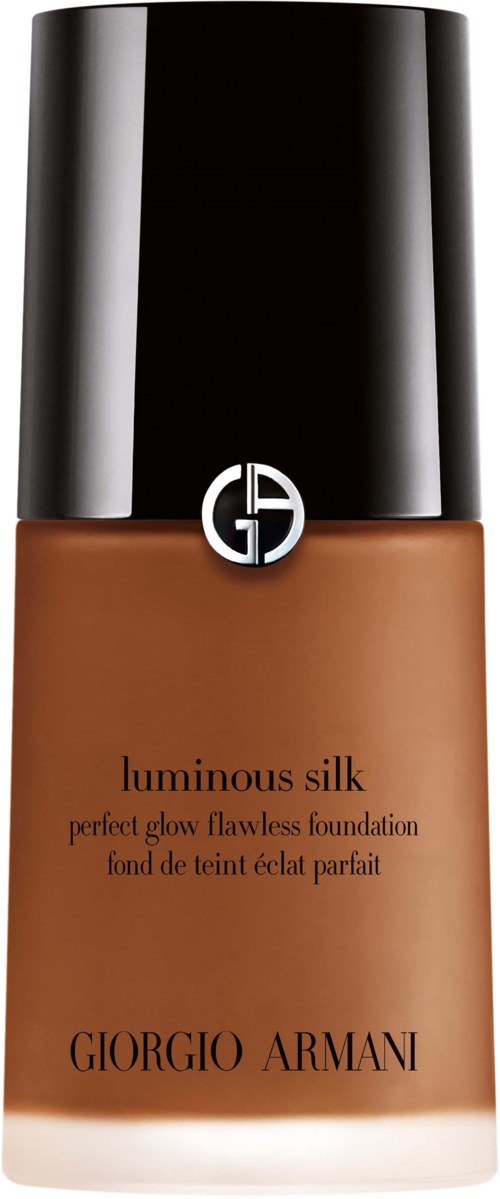 En makeupfundamentflaske med sort låg, brunt indhold og Giorgio Armani-logo.