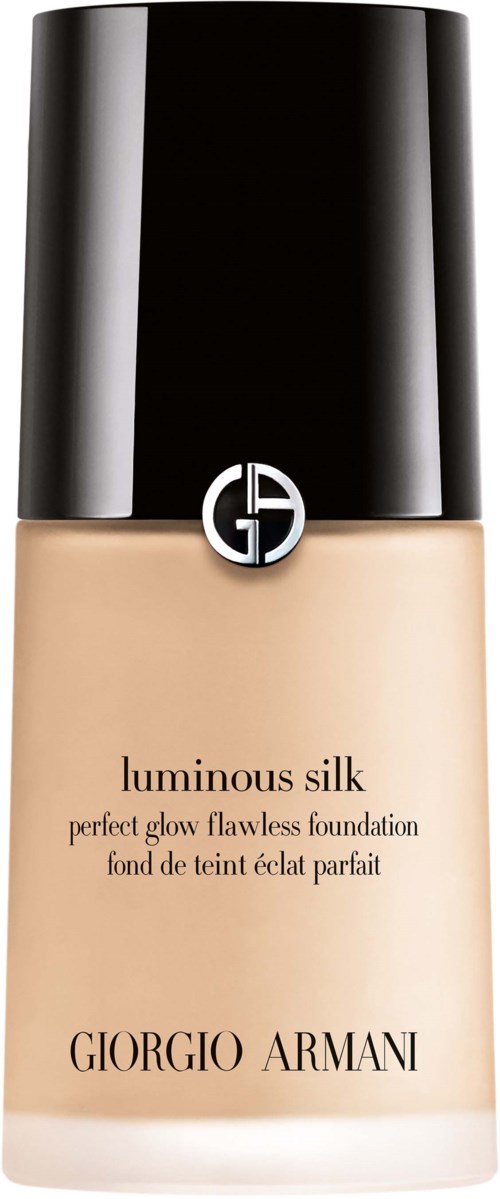 En flaska av Giorgio Armani luminous silk foundation med svart lock och beige vätska inuti.