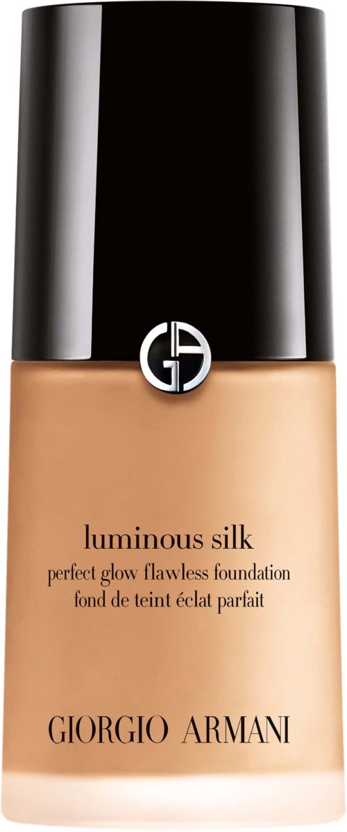 En Giorgio Armani-fondflaske med svart hette og beige væske inni. Etiketten sier 'luminous silk' og 'perfect glow.'