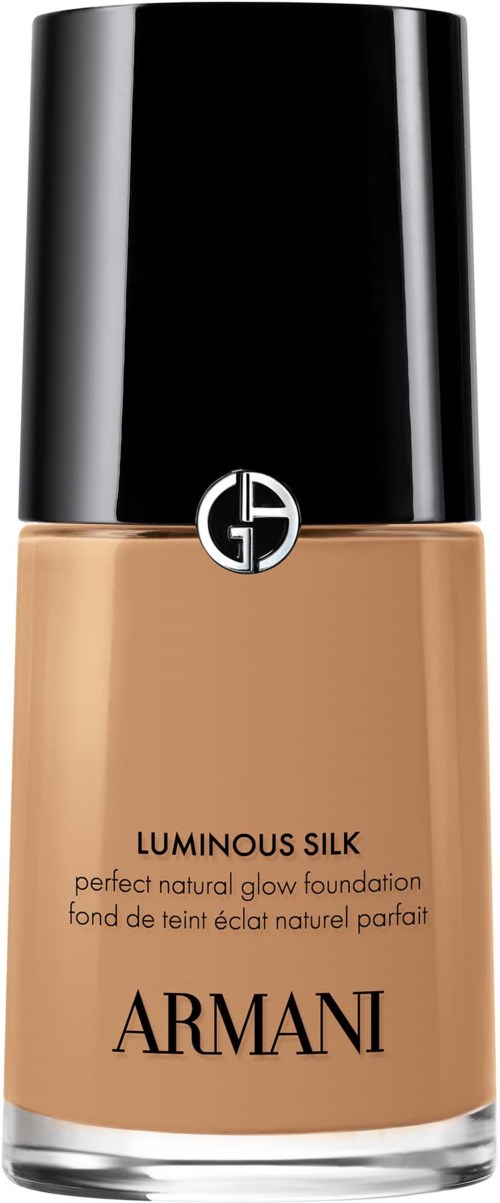 Armani foundationflaska med svart lock och beige vätska inuti. Logotyp och produktnamn på fronten.