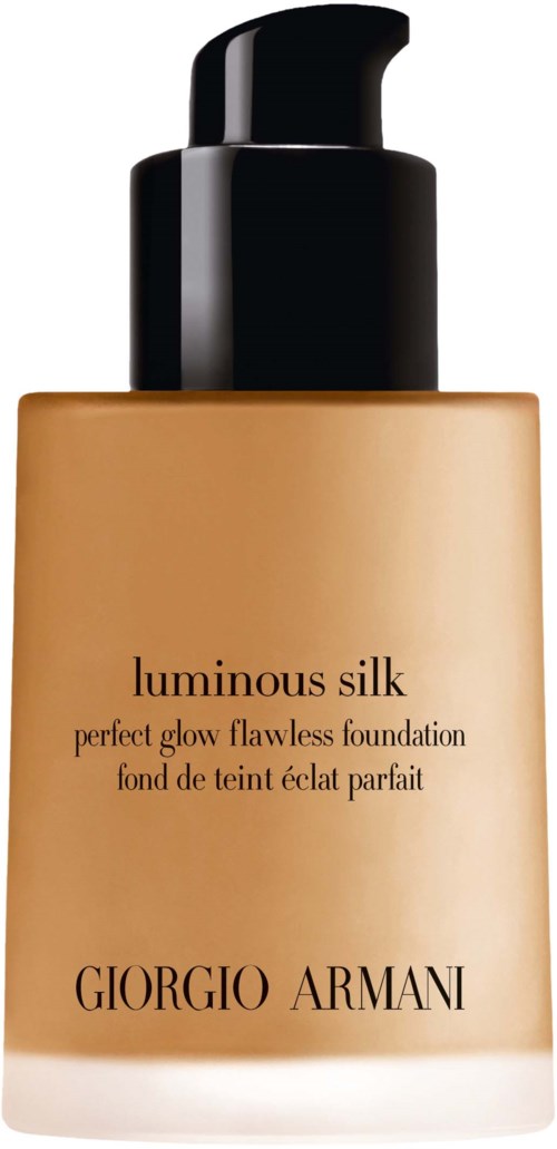Eine beigen Foundation-Flasche von Giorgio Armani mit schwarzem Pumpspender.