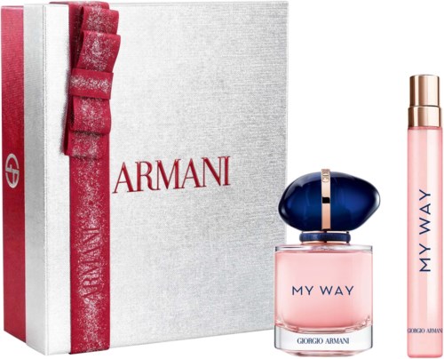 Armani parfymset med en rosa flaska och en lång rosa och blå flaska bredvid en grå och röd märkesbox.
