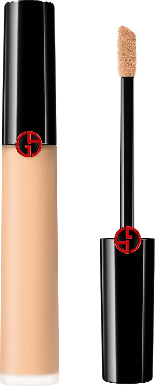 Ein Concealer-Flasche mit schwarzem Deckel und Applikator. Das Logo ist sichtbar. Der Concealer ist beige.