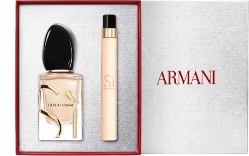 Ett presentset med Giorgio Armani-parfym och en beige kroppsspray i en röd box.