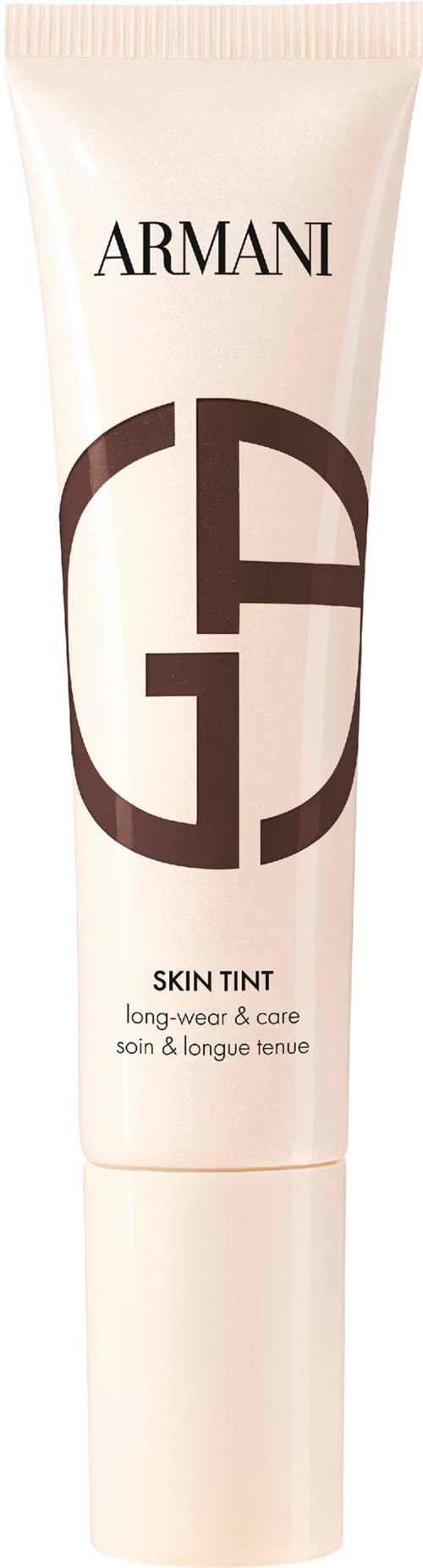 En vit tub med Armani Skin Tint med svart och brunt tryck och logo, utformad för långvarigt och vårdande bruk.