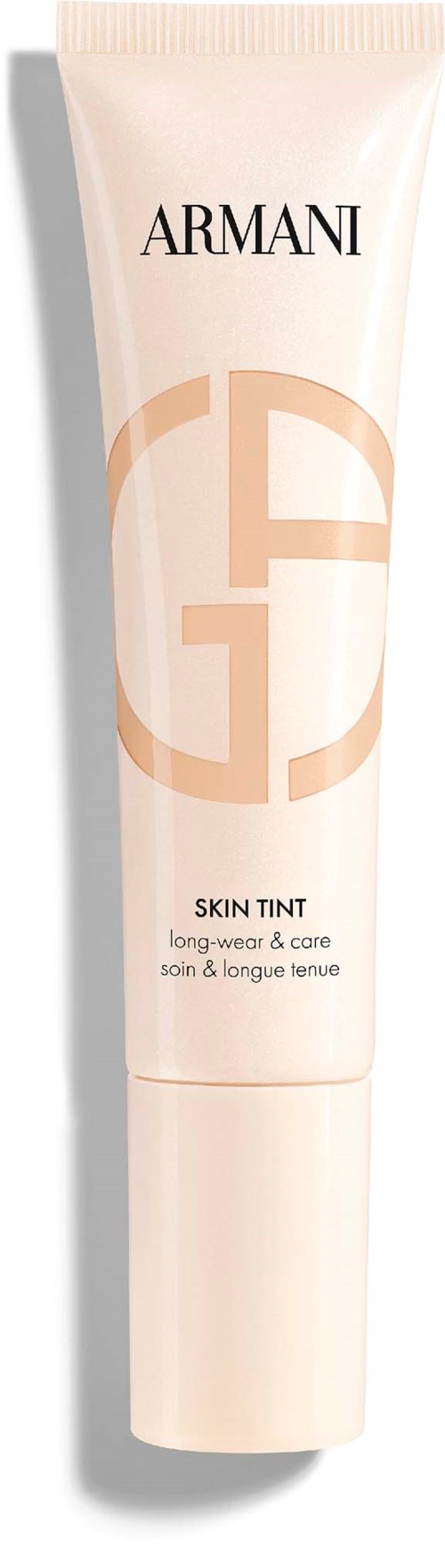 En tub med Armani hudfärgad makeup med beige och ljus persikofärgad design och en stor logga.