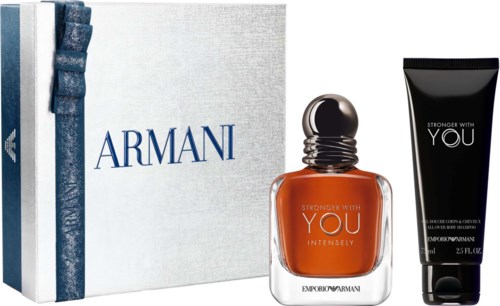 Armani-hajuvet ja vartalonhoitotuotesetti mustassa pakkauksessa, valkoisessa ja sinisessä Armani-laatikossa.