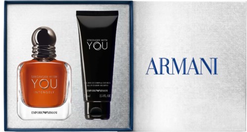 Armani-lahjapaketissa on hajuvesi ja vartalonhoitotuote, hajuvesipullossa tumma kansi ja oranssi neste.