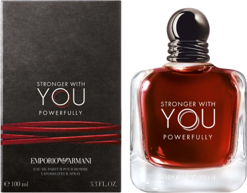 En parfyllåda märkt "Stronger With You Powerfully" bredvid sin svarta box med röda linjer och text.