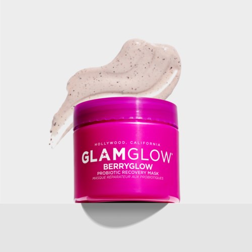 Pink glasburk med GlamGlow BerryGlow ansiktsmask med produkttextur ovanpå.