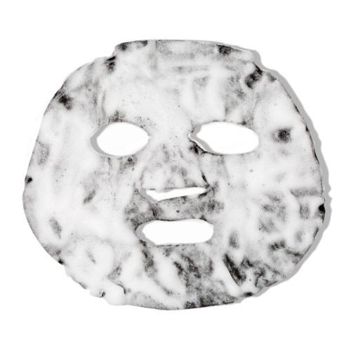 En svartvit ansiktsmask med hål för ögon, näsa och mun, används för hudvård.