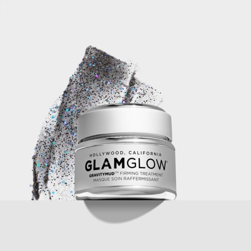 En beholder med GlamGlow ansigtsbehandling med glitrende pulver omkring den.