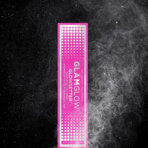 Ett rosa rektangulärt nagelfil med texten "Glam Glow" och annan text, mot en stjärnklar svart bakgrund.