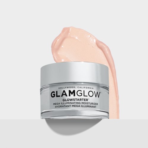 En krukke med GlamGlow fuktighetskrem med rosa krem som falt ut ved siden av.