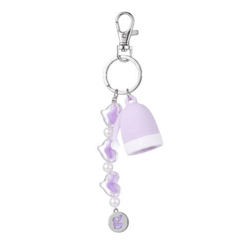 Nøkkelring med lavendel- og hvit tekannecharms, perler og lilla dekorasjoner, og en liten sølvhånd.