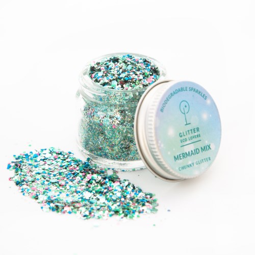 En liten burk med glittriga, färgglada glittermärken märkt "Mermaid Mix" med lite glitter utanför.